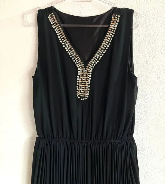 Vestido Preto Plissado com Pedrarias - P