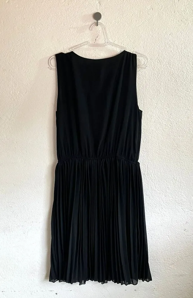 Vestido Preto Plissado com Pedrarias - P