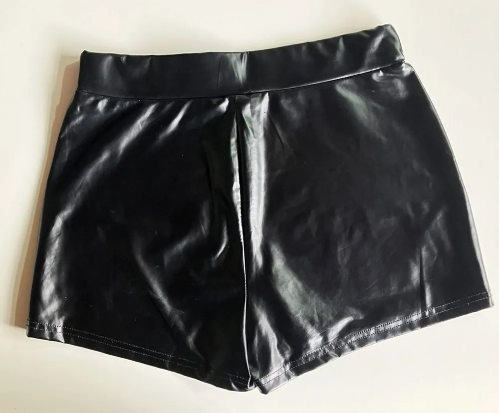 Short Couro Fake Cintura Alta - G