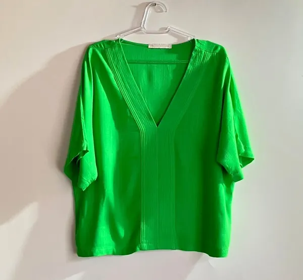 Blusa AK Verde Lima Decote V - P
