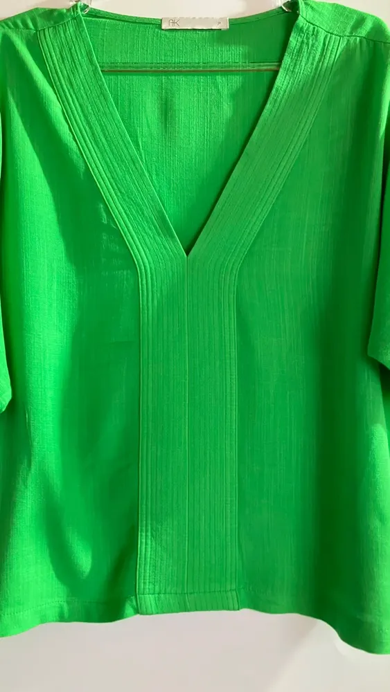 Blusa AK Verde Lima Decote V - P
