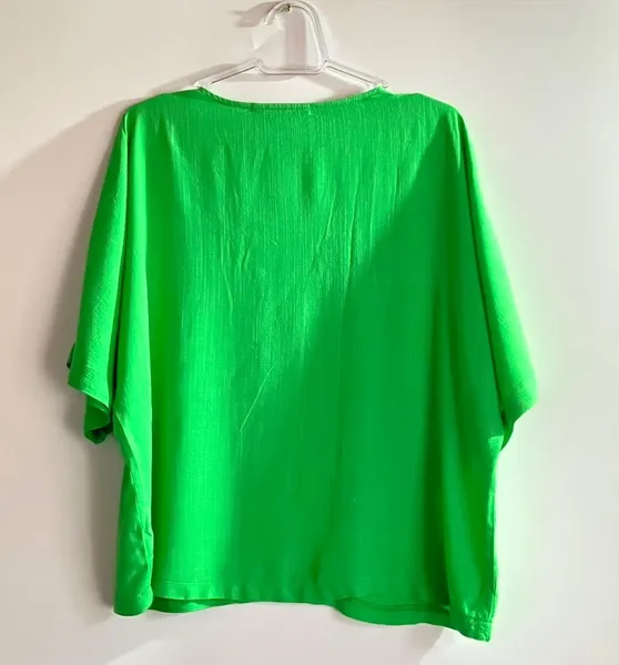 Blusa AK Verde Lima Decote V - P