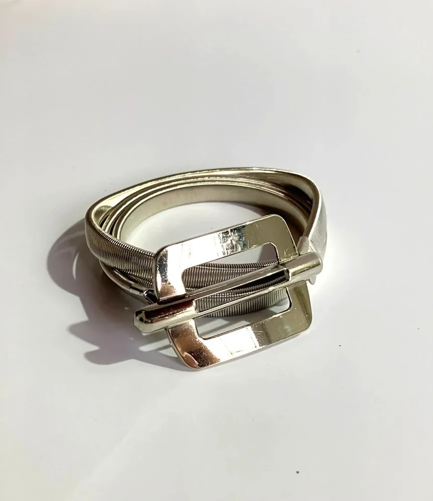 Cinto Elástico Prateado Mola Vintage - Chic & Versátil