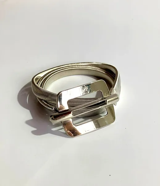 Cinto Elástico Prateado Mola Vintage - Chic & Versátil