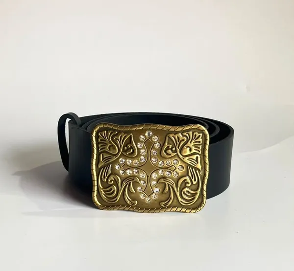 Cinto em Couro Preto Fivela Dourada Strass