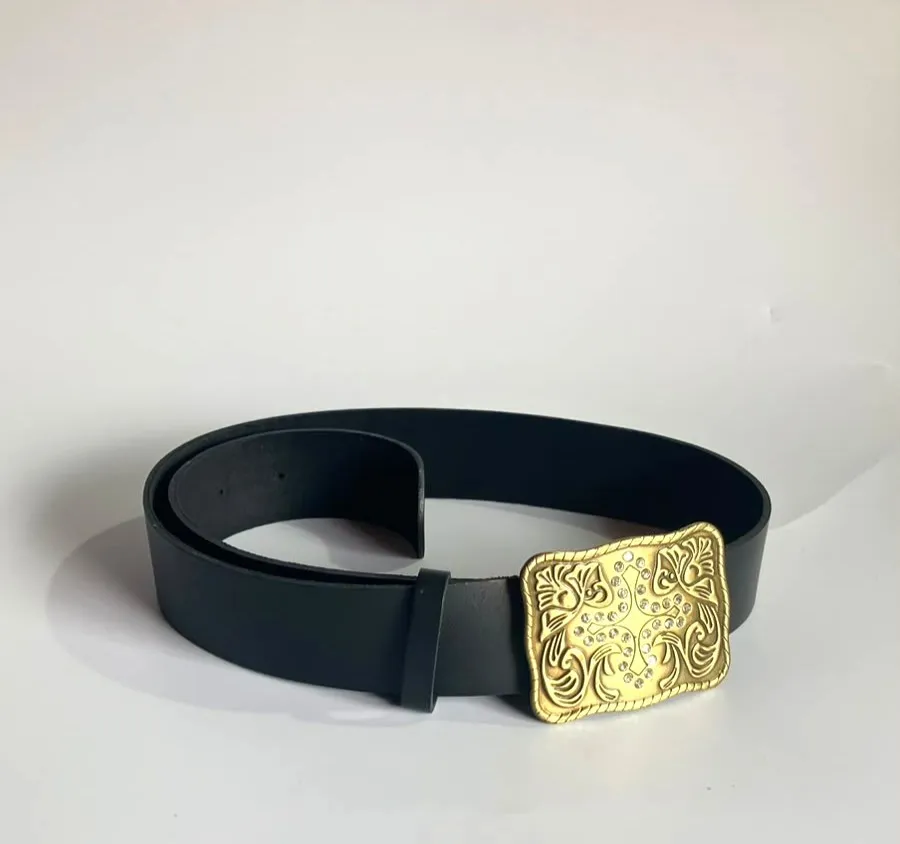 Cinto em Couro Preto Fivela Dourada Strass