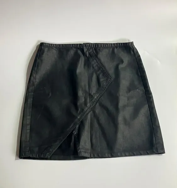 Mini Saia Preta em Material Sintético (efeito couro) - 36