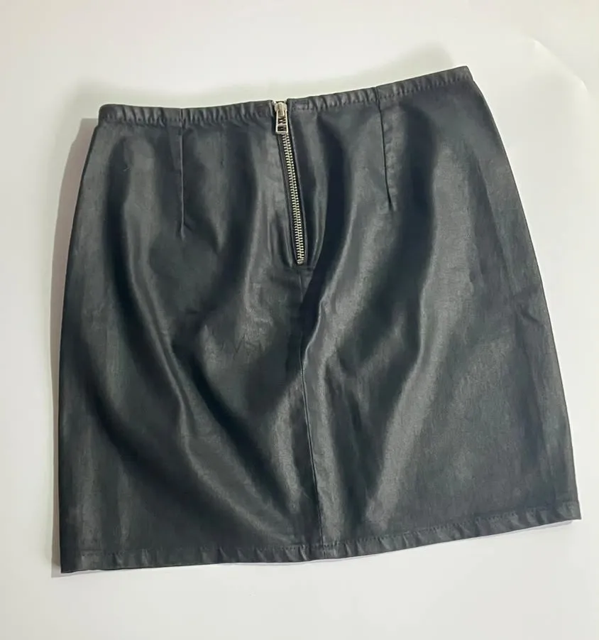 Mini Saia Preta em Material Sintético (efeito couro) - 36