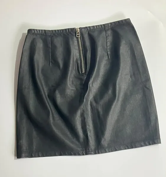 Mini Saia Preta em Material Sintético (efeito couro) - 36
