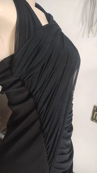 vestido preto muso