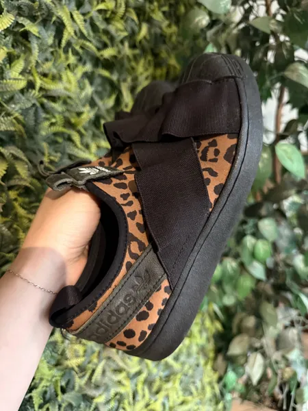 tênis adidas superstar animal print oncinha