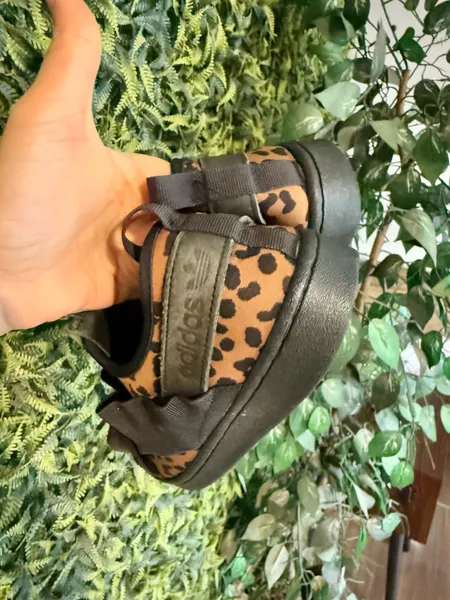 tênis adidas superstar animal print oncinha