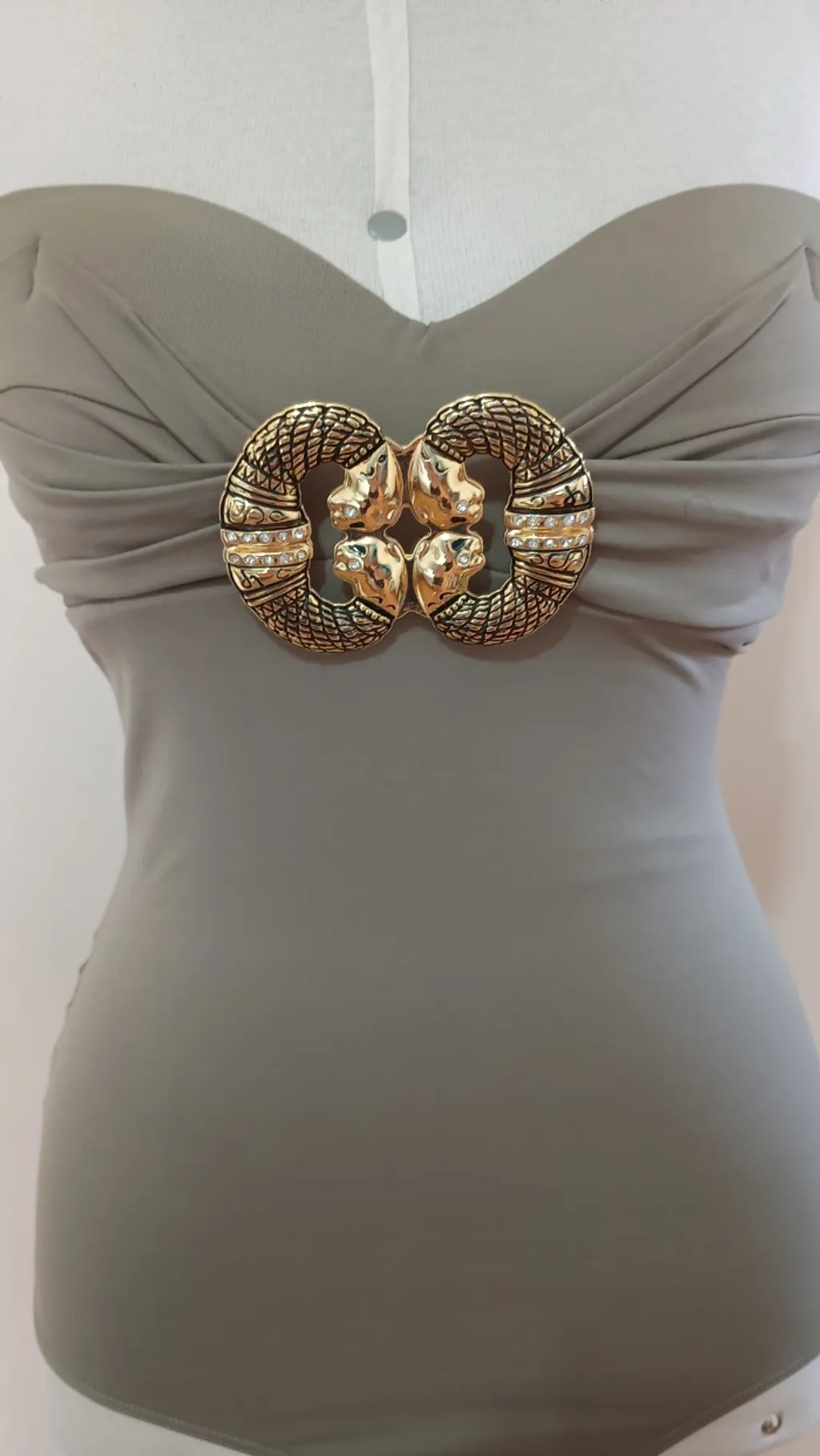 body com fivela dourada lança perfume