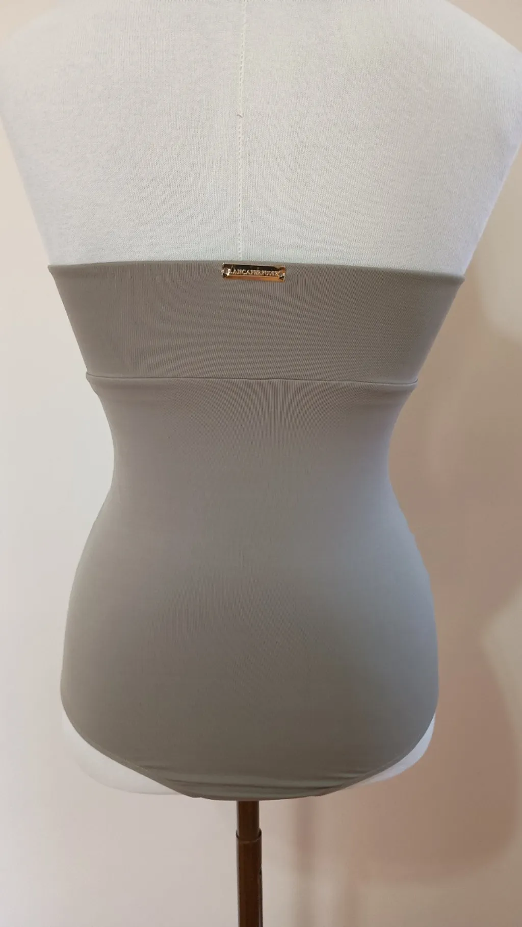 body com fivela dourada lança perfume