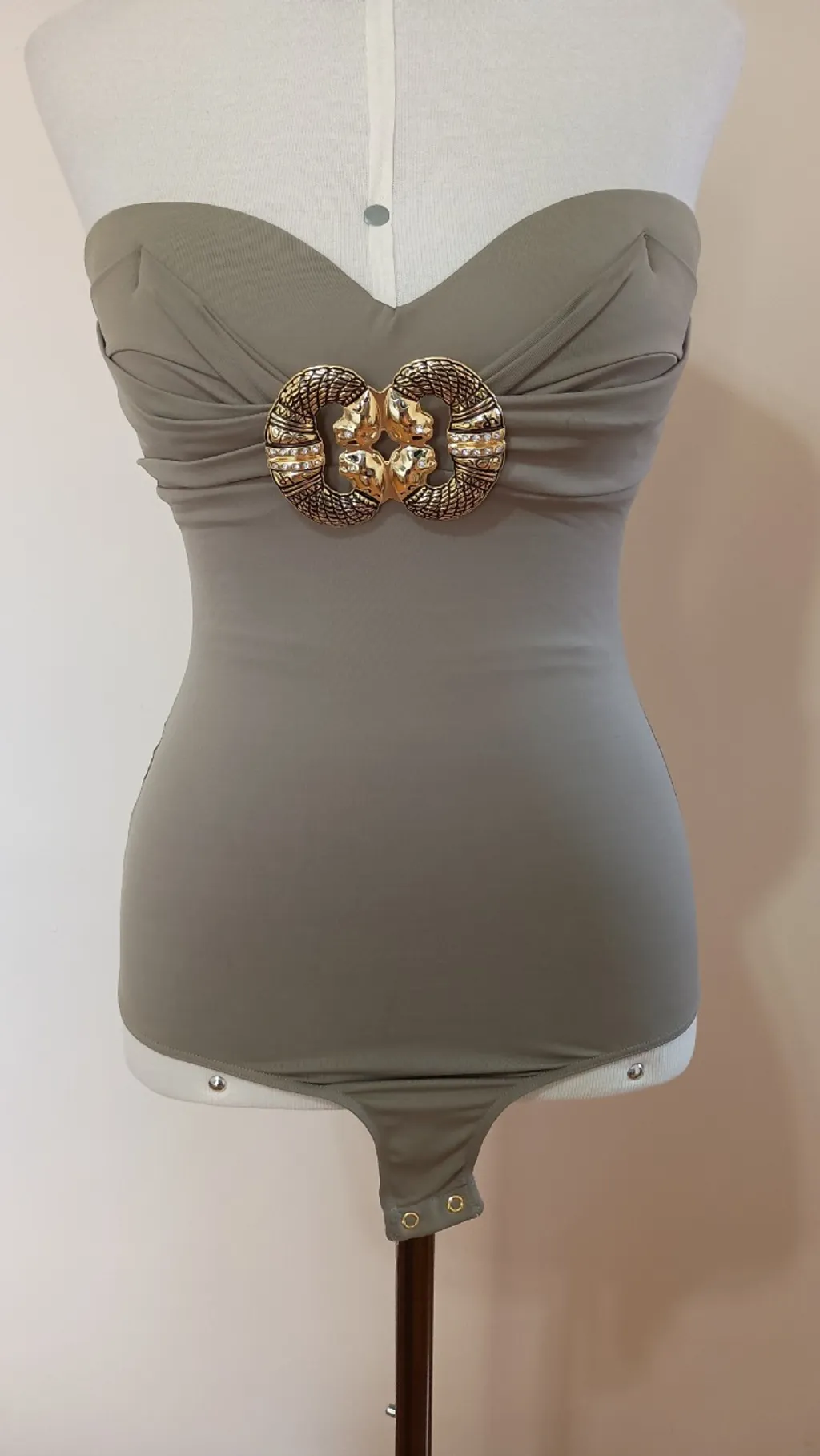 body com fivela dourada lança perfume