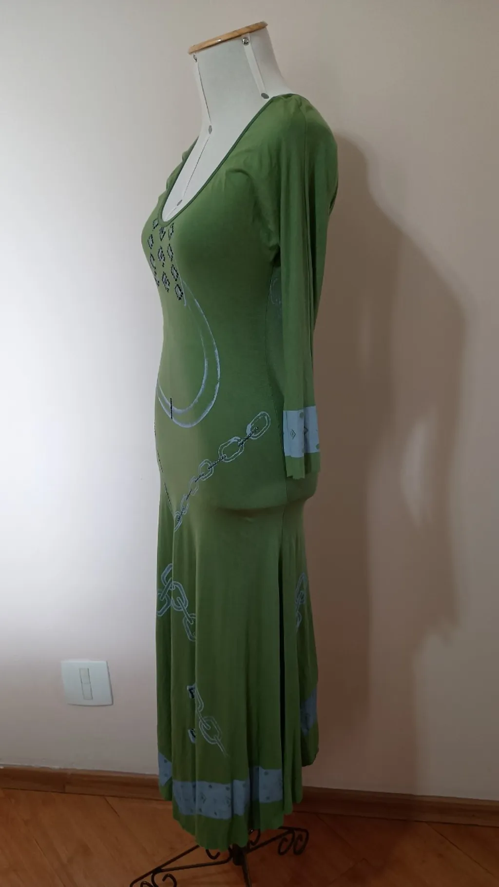 vestido longo assimétrico com aplicações