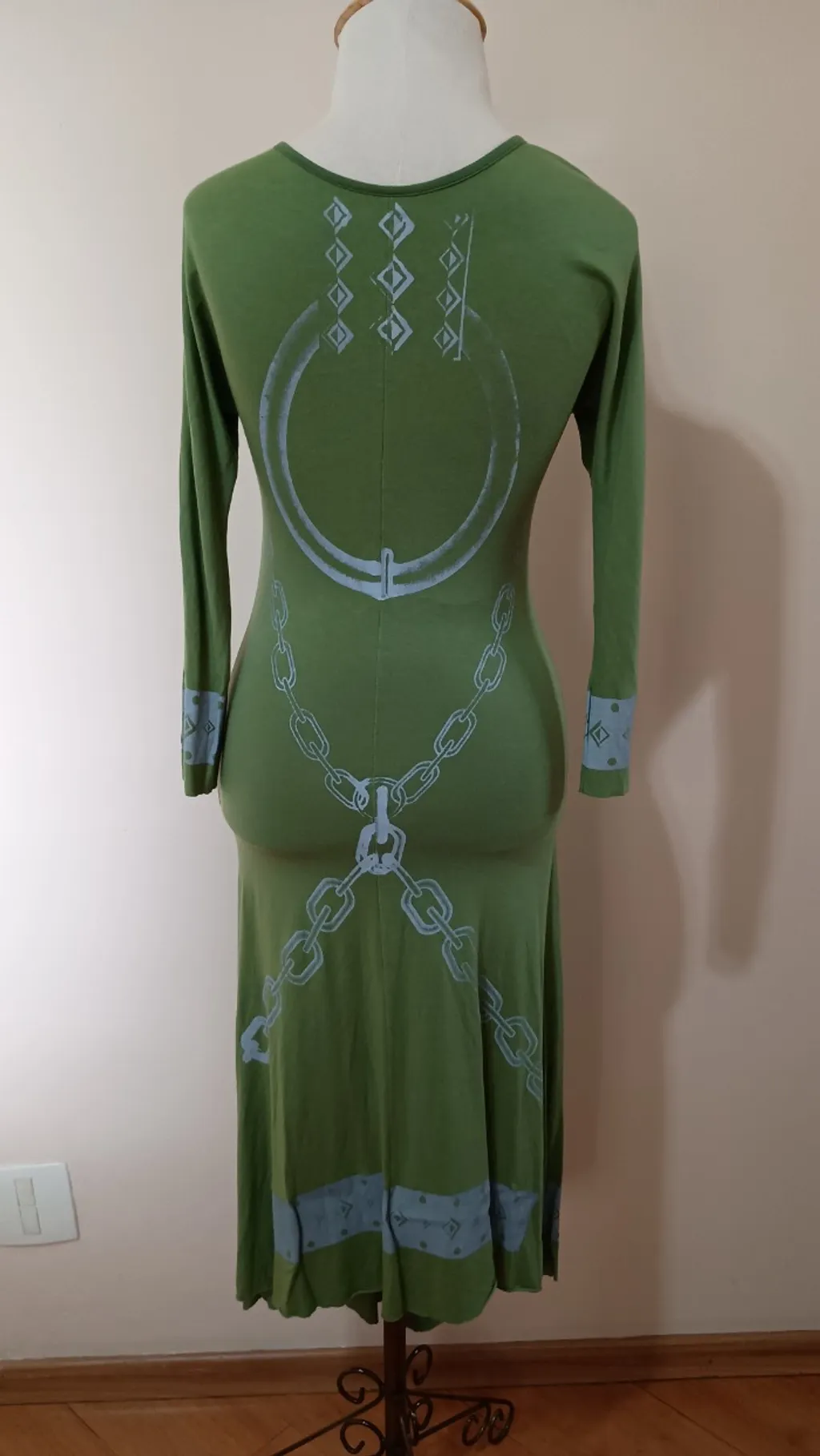 vestido longo assimétrico com aplicações