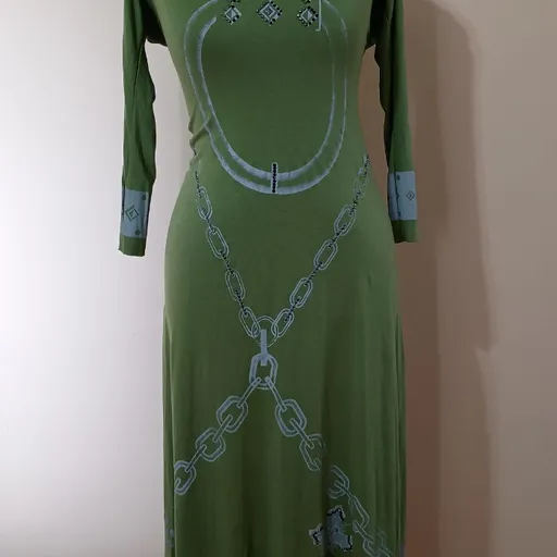 vestido longo assimétrico com aplicações