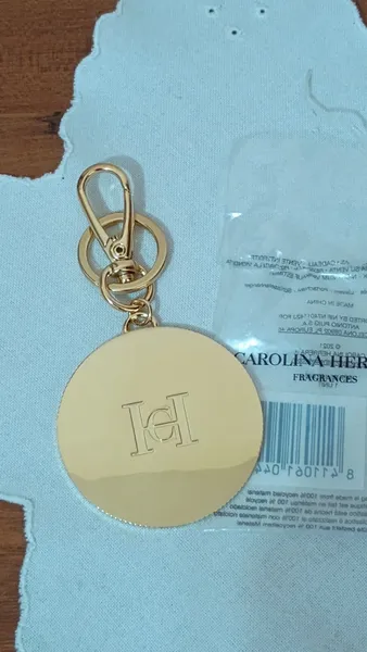 Chaveiro dourado Carolina Herrera