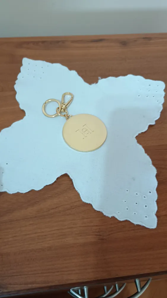Chaveiro dourado Carolina Herrera