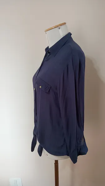 camisa em viscose azul marinho