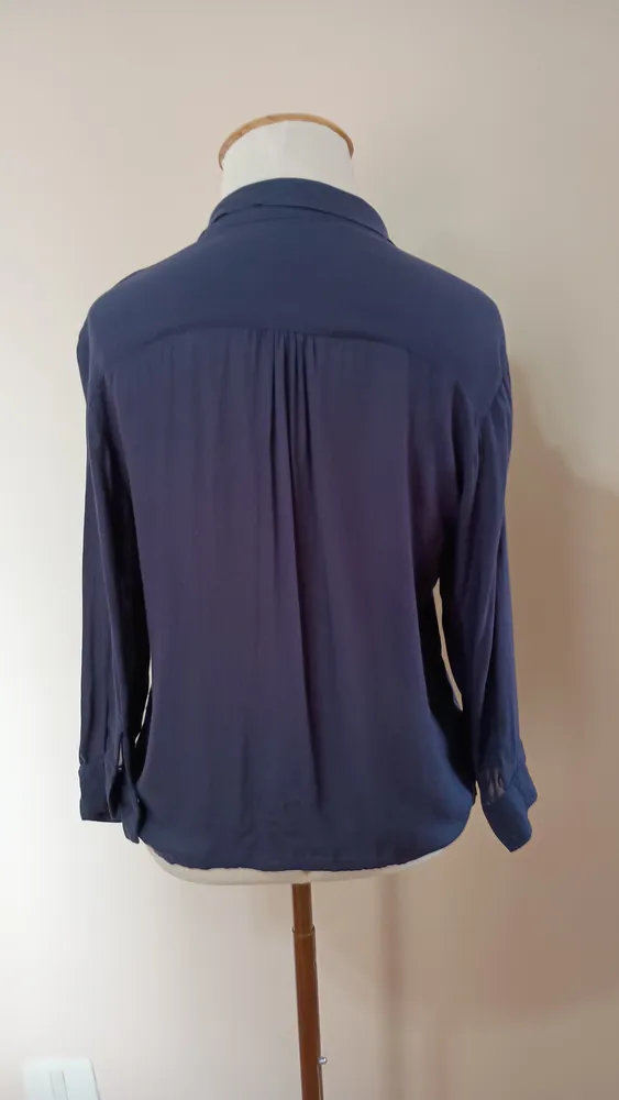 camisa em viscose azul marinho