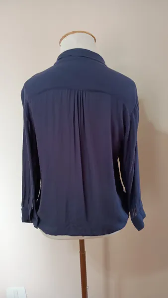 camisa em viscose azul marinho
