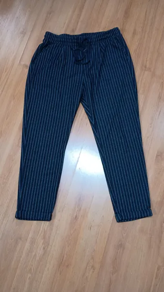 Calça preta risca de giz