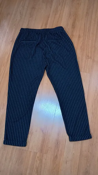 Calça preta risca de giz