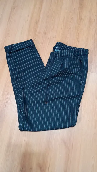 Calça preta risca de giz