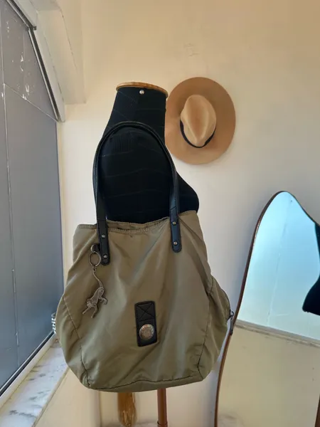 Bolsa Kipling na cor caqui