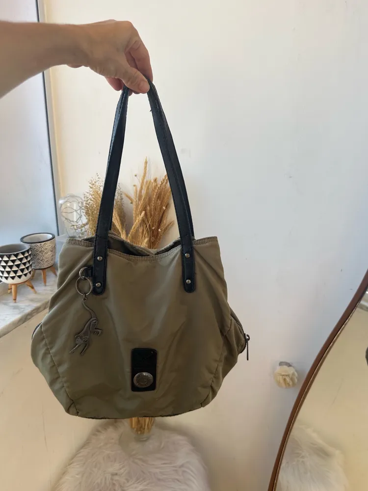 Bolsa Kipling na cor caqui