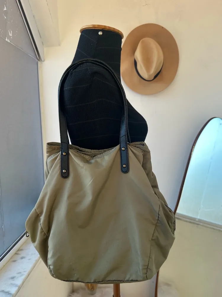 Bolsa Kipling na cor caqui