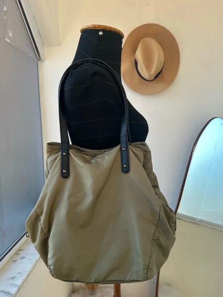 Bolsa Kipling na cor caqui