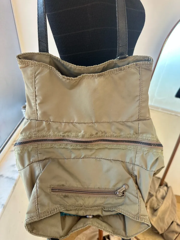 Bolsa Kipling na cor caqui