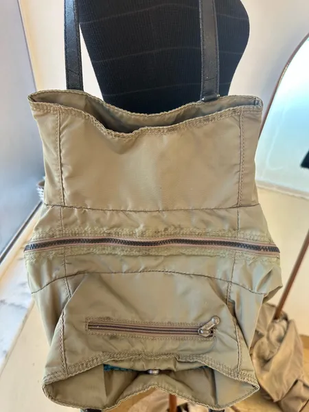 Bolsa Kipling na cor caqui