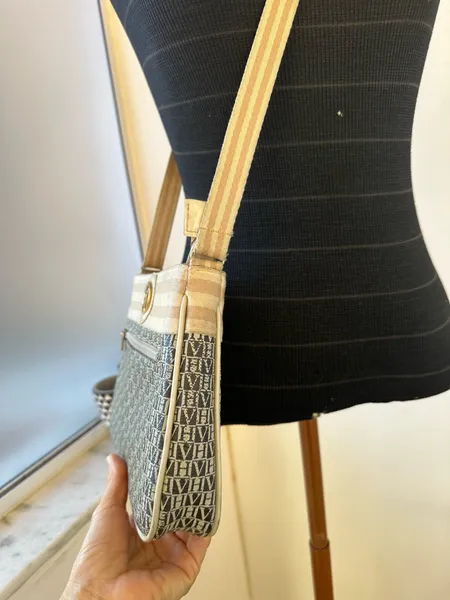 Bolsa feminina Victor Hugo monograma