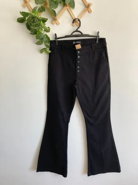 Calça preta em sarja