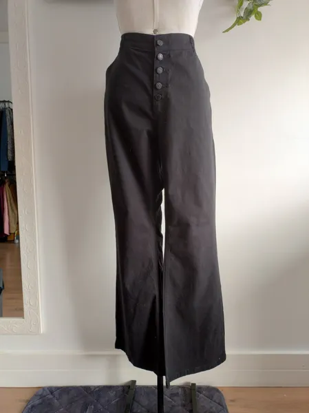 Calça preta em sarja