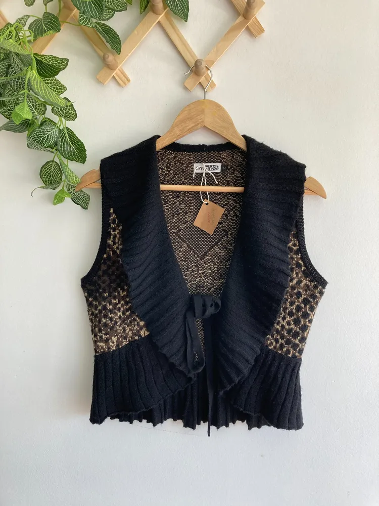 colete preto e marrom