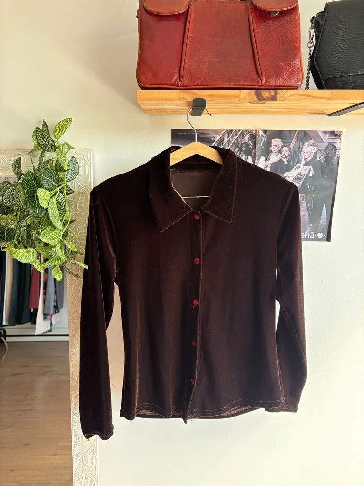 camisa marrom em veludo