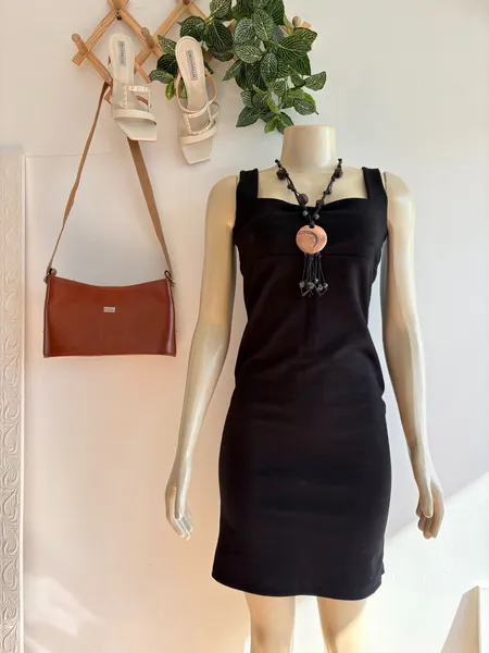 vestido preto regata