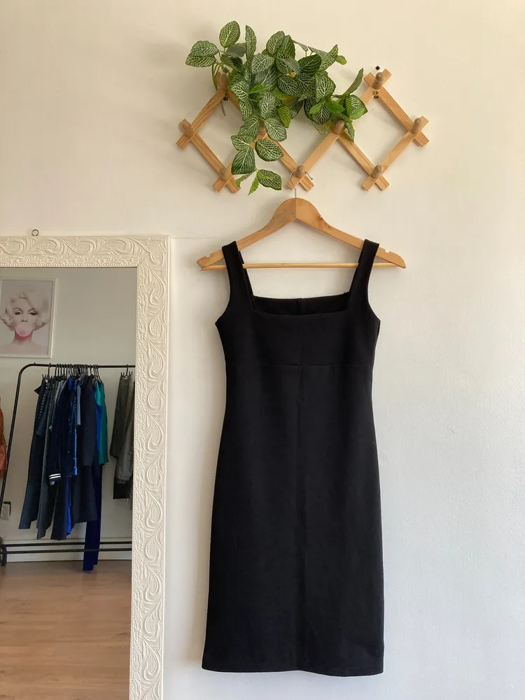 vestido preto regata