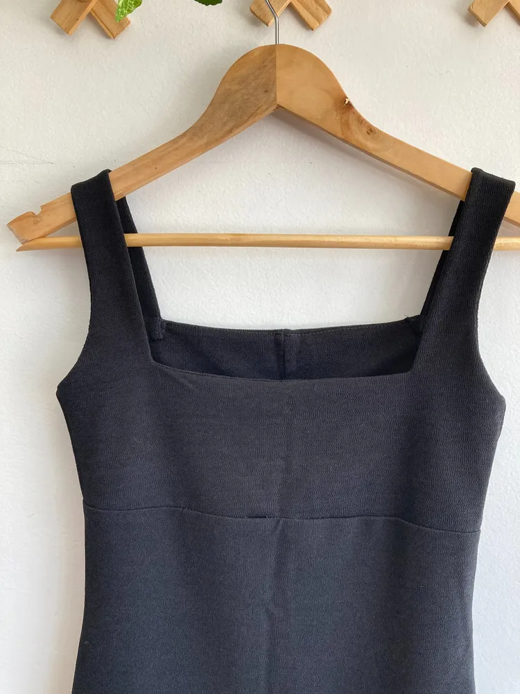vestido preto regata