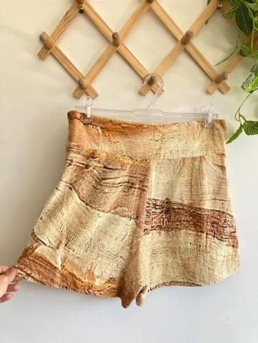 Short caramelo com linho