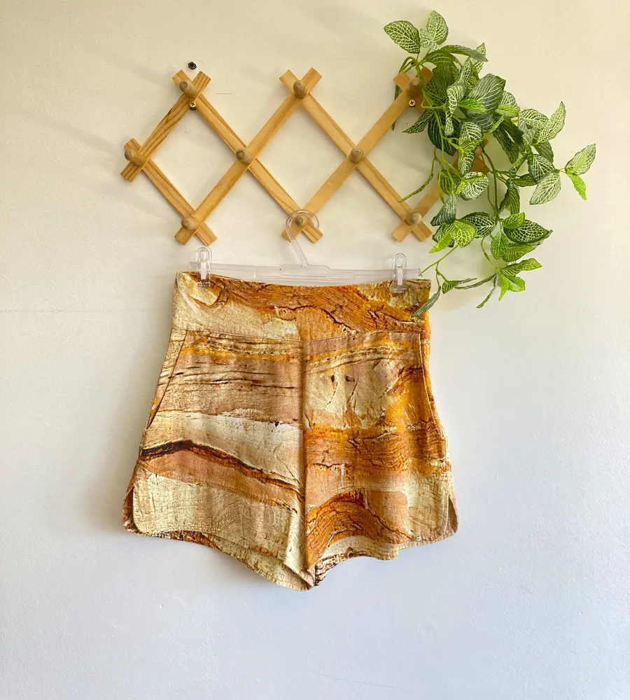 Short caramelo com linho