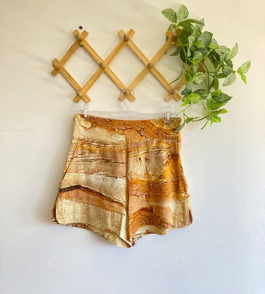 Short caramelo com linho