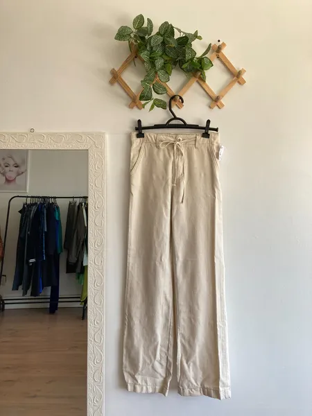 calça bege wideleg