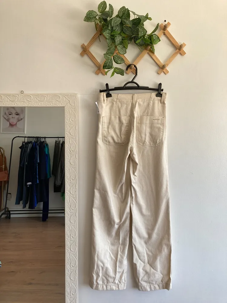 calça bege wideleg
