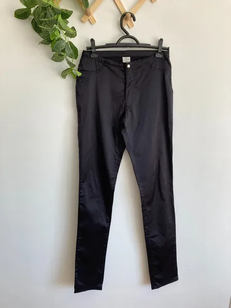 Calça preta imita couro